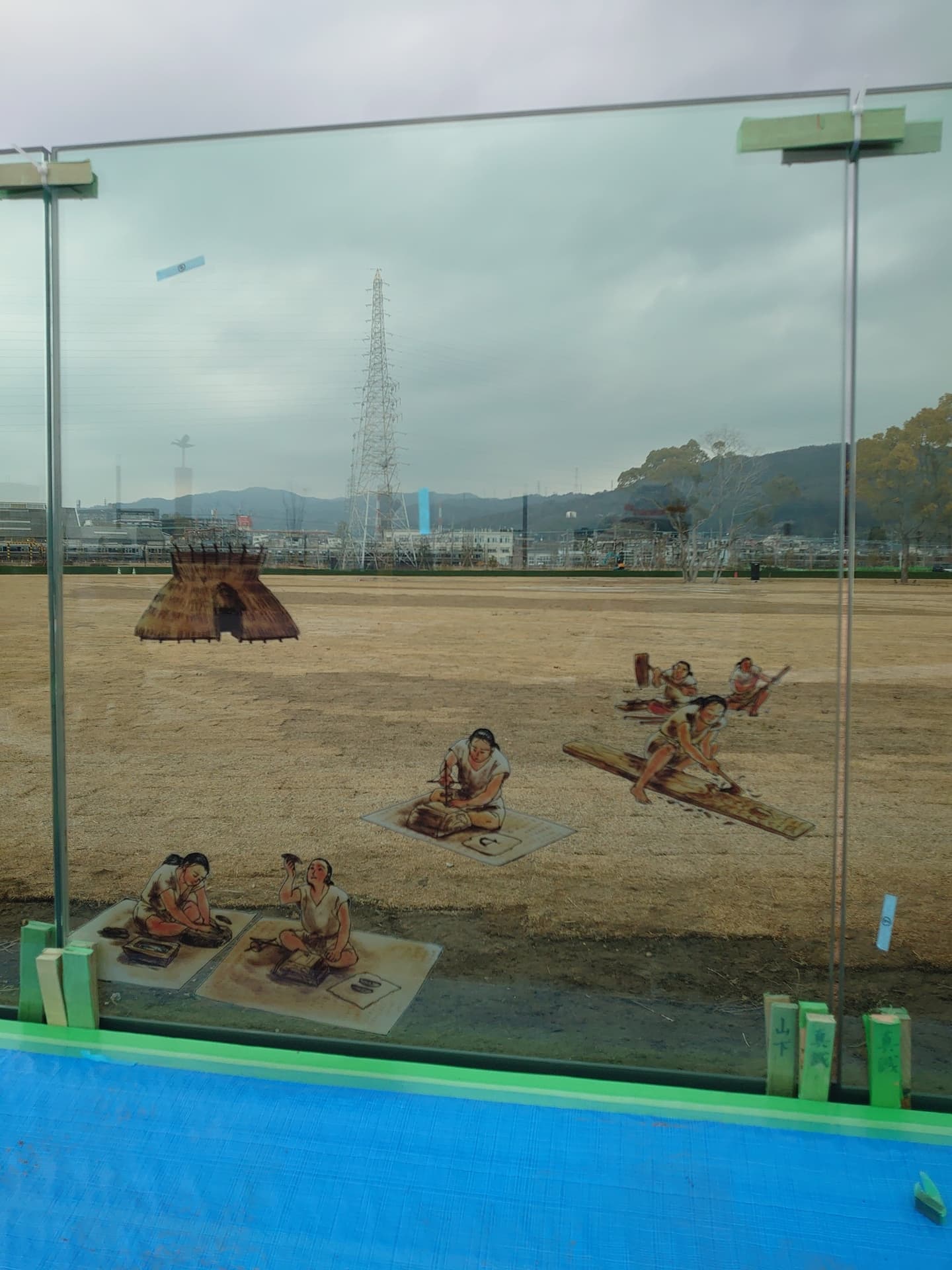Laminated glass that shows images of ruins