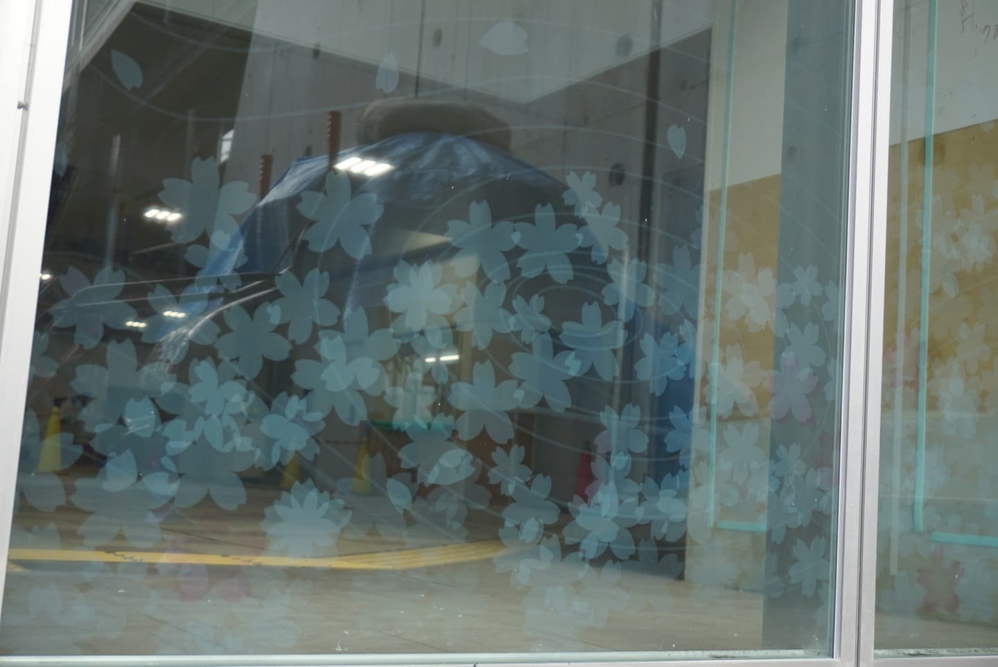 Laminated glass with cherry blossom pattern