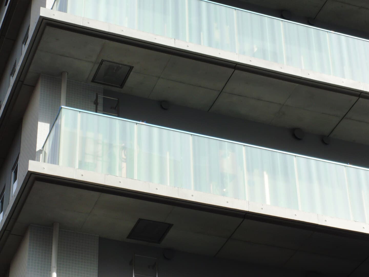 Vertical lines line of sight laminated glass